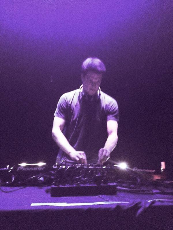 Niklas Thal performing